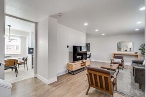 Room - @ Marbella - Modern 4-br Retreat Chef's Kitchen (Arvada)