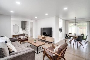 Room - @ Marbella - Modern 4-br Retreat Chef's Kitchen (Arvada)