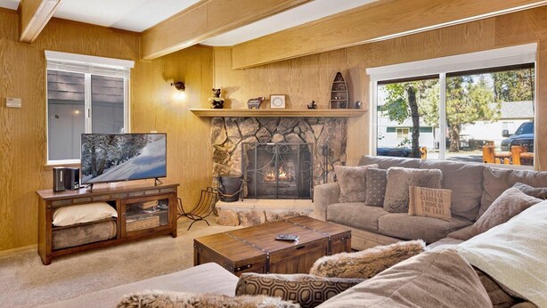 Una sala de estar acogedora con chimenea, televisor y un sofá cómodo.