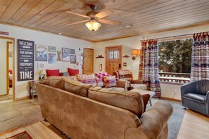 Lobby - Knotty Bear #1540 (Big Bear Lake)