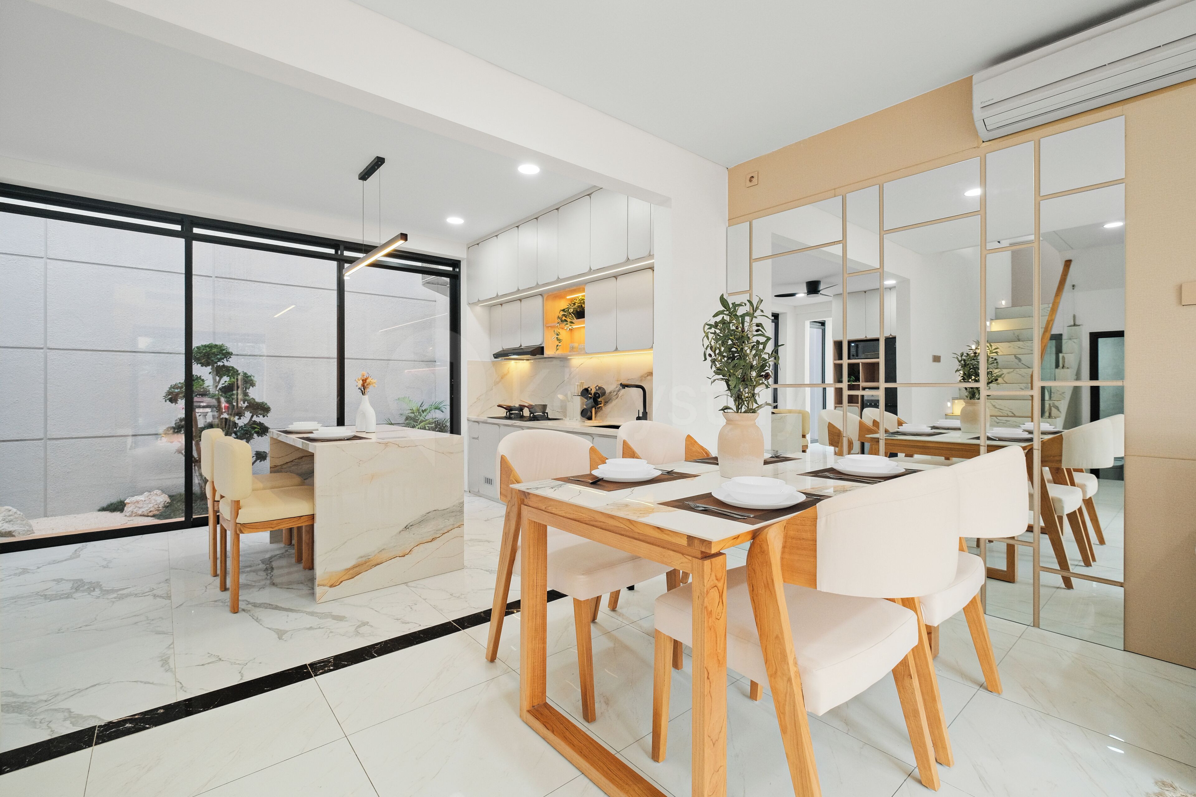Un espace de restauration moderne avec un sol en marbre, des tables en bois et des chaises blanches.