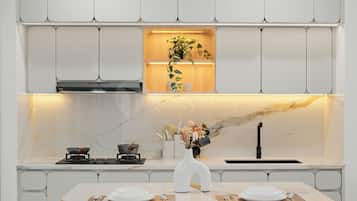 Villa, 3 habitaciones, vista a la ciudad | Cocina privada | Refrigerador con congelador, microondas y parrilla de estufa