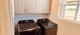 Torrey 3 Bed Home - RV Hookups, Hot Tub, Pool Table, BBQ. Centrally located