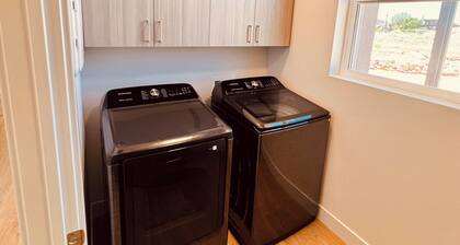 Torrey 3 Bed Home - RV Hookups, Hot Tub, Pool Table, BBQ. Centrally located