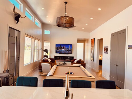 Torrey 3 Bed Home - RV Hookups, Hot Tub, Pool Table, BBQ. Centrally located