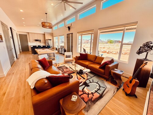 Torrey 3 Bed Home - RV Hookups, Hot Tub, Pool Table, BBQ. Centrally located