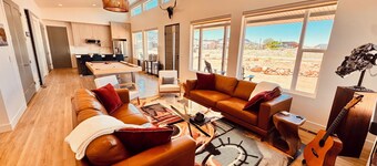 Torrey 3 Bed Home - RV Hookups, Hot Tub, Pool Table, BBQ. Centrally located