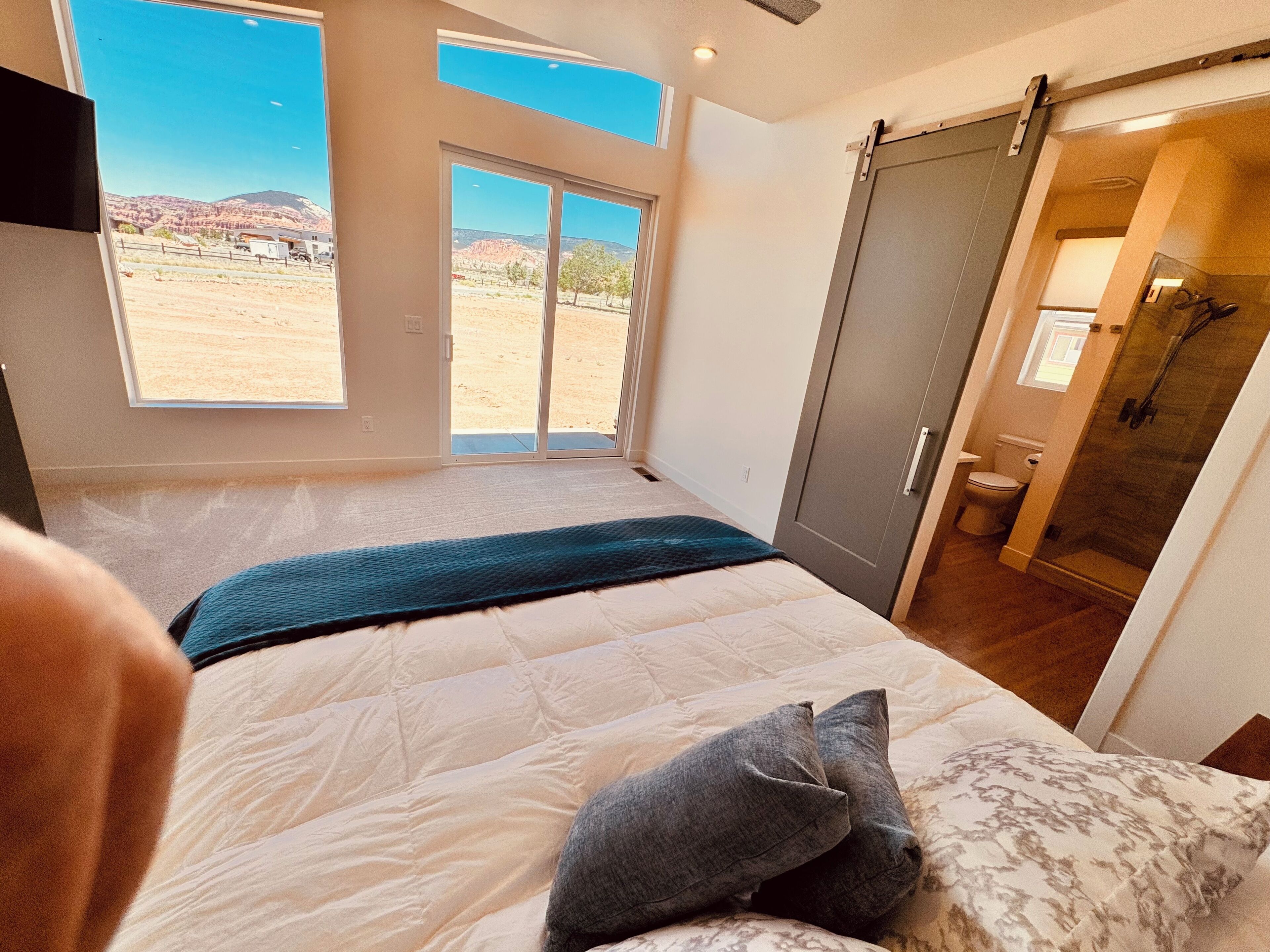 Travel cot, free WiFi, bed sheets