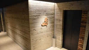 Un pasillo con paneles de madera y una puerta.