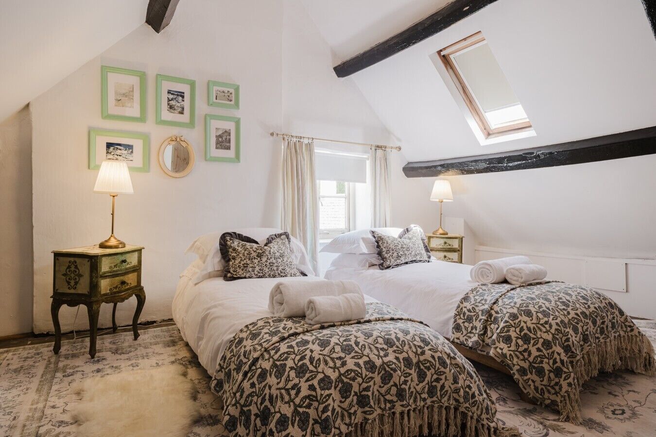 Desk, iron/ironing board, WiFi, bed sheets