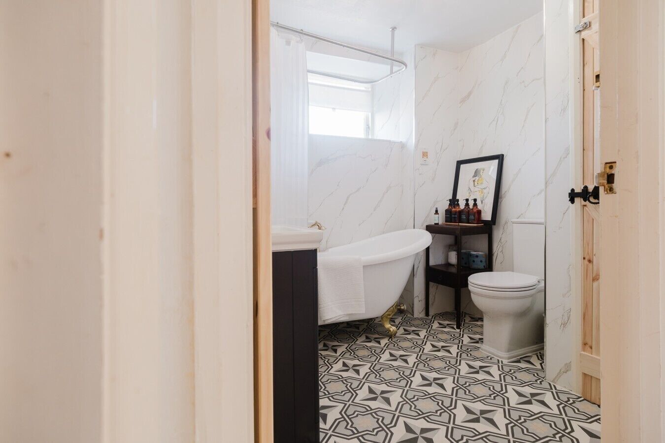 Un baño con bañera, inodoro y zona de ducha.