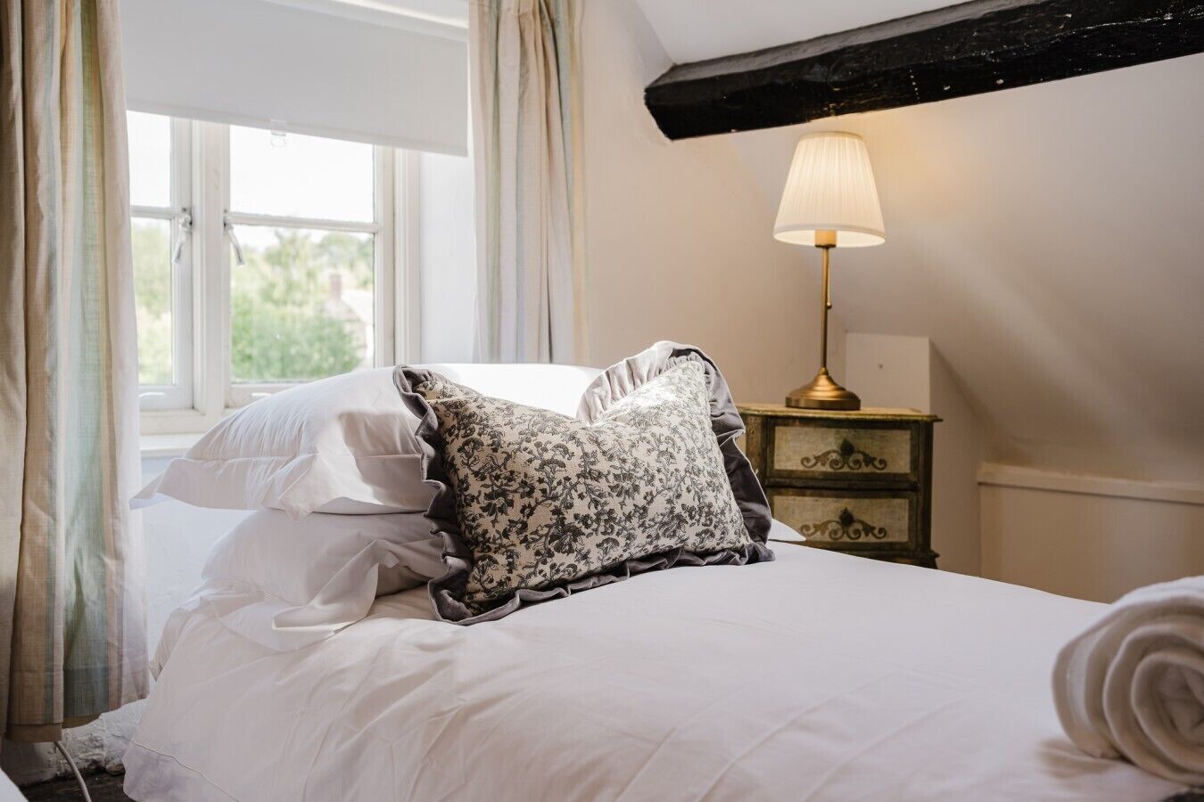 Desk, iron/ironing board, WiFi, bed sheets