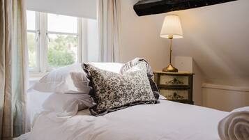 Desk, iron/ironing board, WiFi, bed sheets
