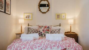 Desk, iron/ironing board, WiFi, bed sheets