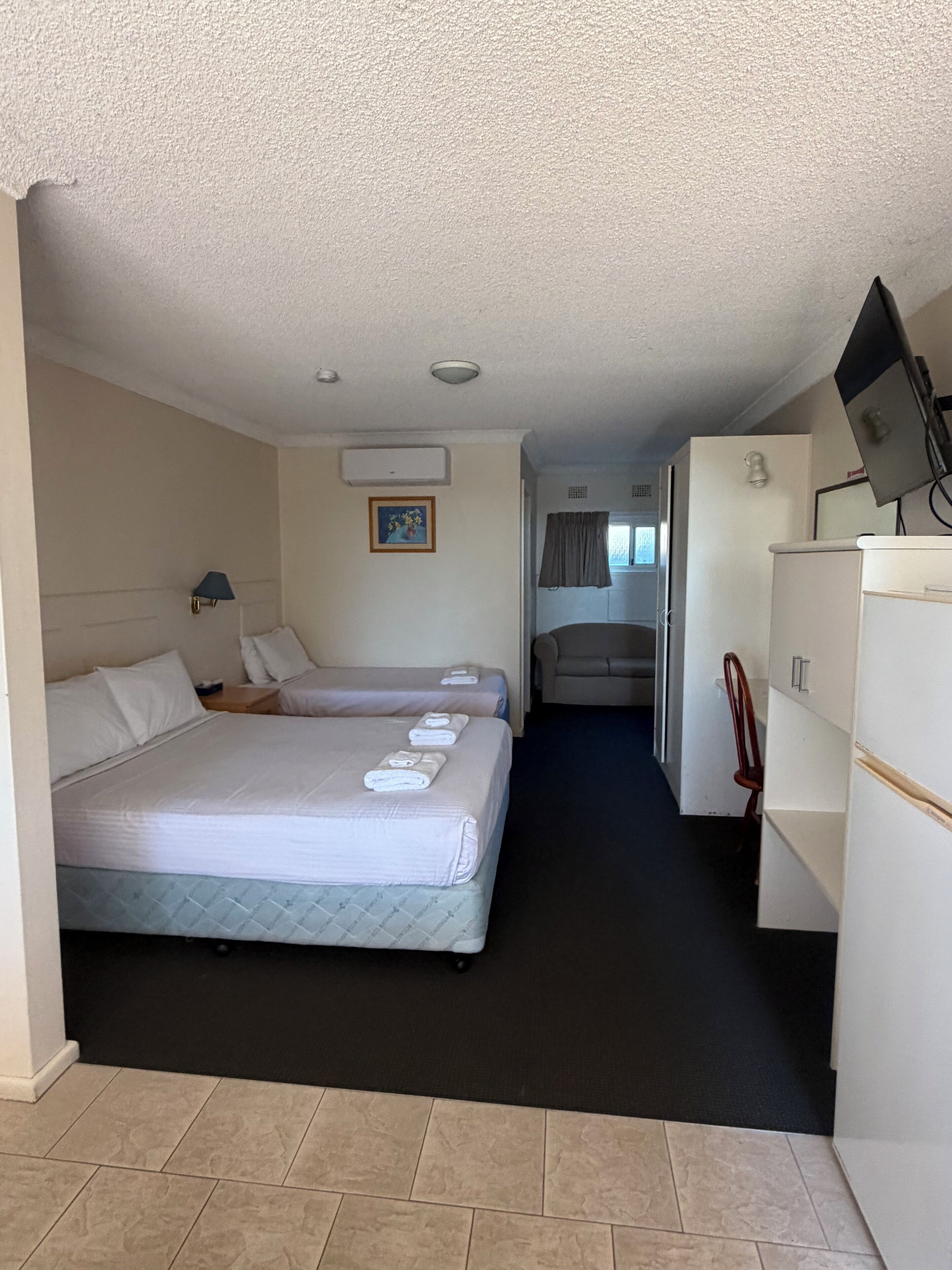 Comfort Twin Room, Pets Allowed | Iron/ironing board, WiFi (free), bed sheets