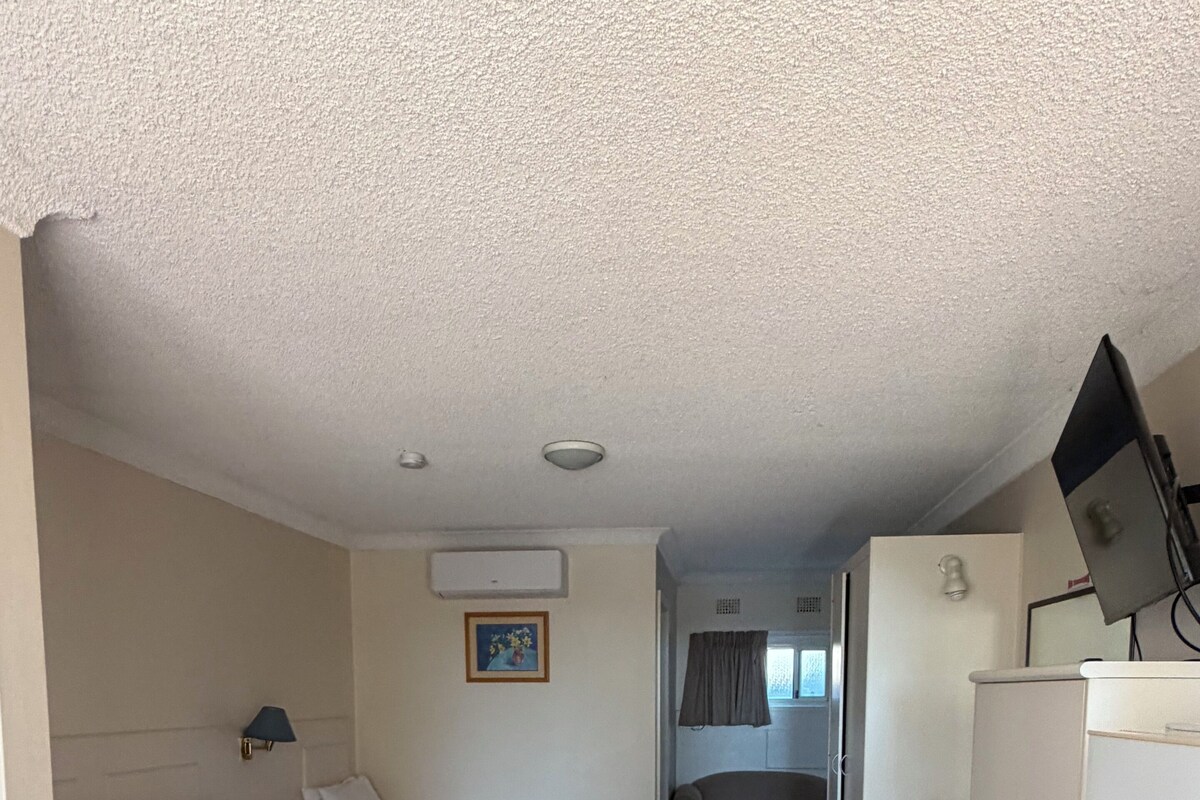 Comfort Twin Room, Pets allowed | Iron/ironing board, free WiFi, bed sheets