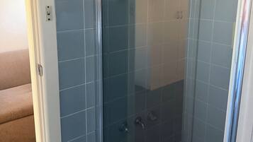 Comfort Twin Room, Pets Allowed | Bathroom | Shower, free toiletries, hair dryer, towels