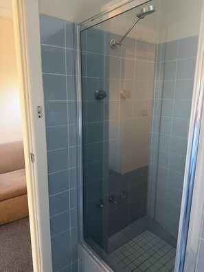 Comfort Twin Room, Pets allowed | Bathroom | Shower, free toiletries, hair dryer, towels - Holiday Lodge Narooma  (Narooma)