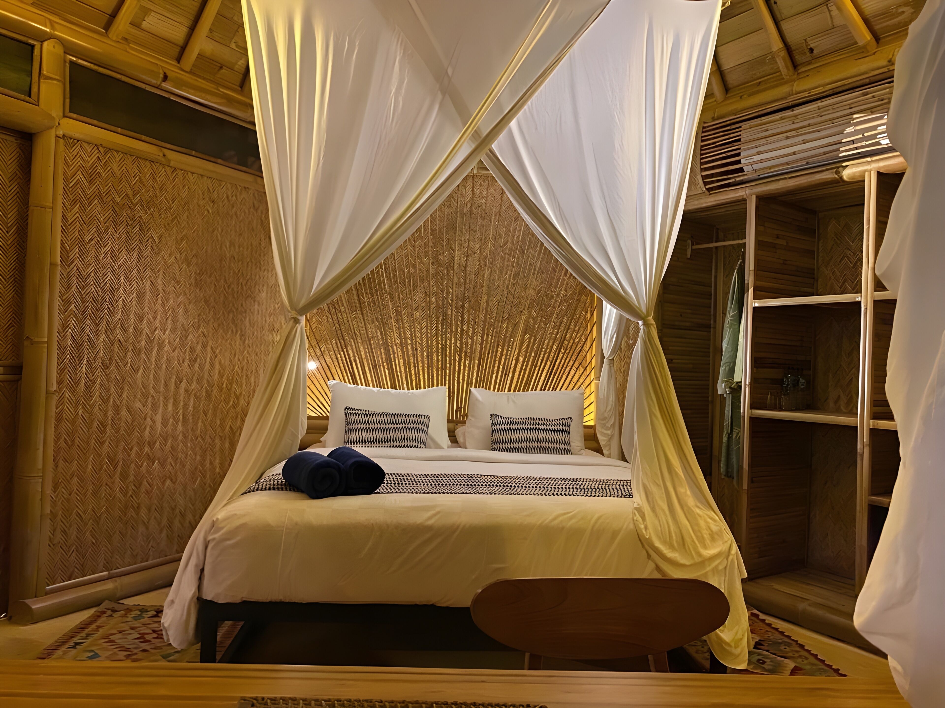 Deluxe Suite, Pool View | Minibar, WiFi (free), individually decorated, individually furnished