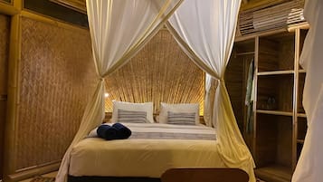 Deluxe Suite, Pool View | Minibar, WiFi (free), individually decorated, individually furnished