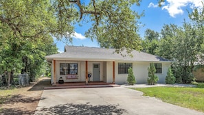 A single-story house with a front porch, a mailbox, and a small front yard. - Harrington: 1 Min From Main Entrance to Texas A&M (College Station)