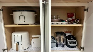 A kitchen with a built-in oven, a rice cooker, a food processor, and a blender. - Mountainside Townhome close to Waterparks, ski slopes and hiking trails. (Tannersville)