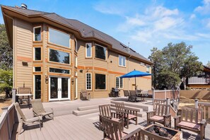A multi-story house with a patio area featuring outdoor furniture and a barbecue setup. - Buffalo Teal Lodge|Hot Tub|Resort Amenities (Klamath Falls)