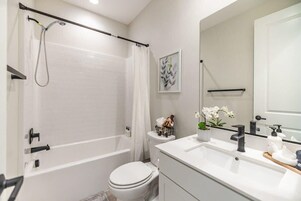Un baño moderno con bañera, inodoro y lavabo.