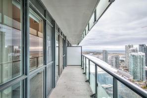 Un largo pasillo con amplias ventanas y vistas a un paisaje urbano.
