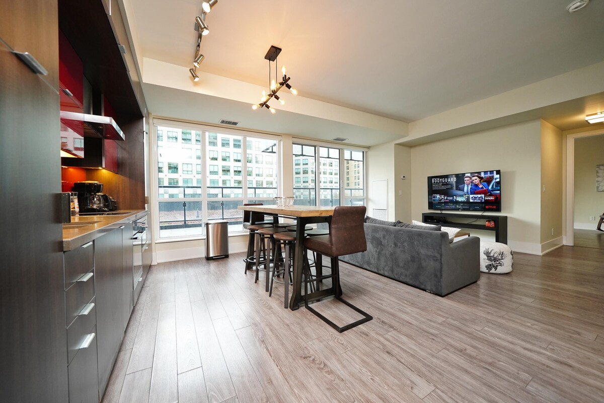 Un apartamento moderno con cocina, comedor y sala de estar.