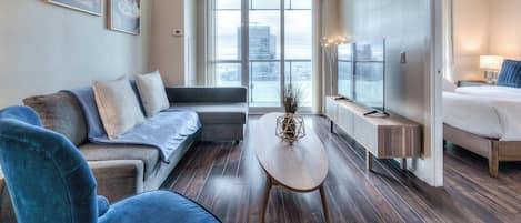 Condo économique, 1 grand lit et 1 canapé-lit, non-fumeur, salle de bain privée | Aire de séjour | Téléviseur de 50 po avec télévision numérique