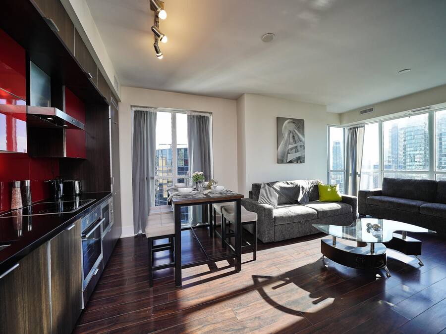 Un apartamento moderno con cocina, comedor y sala de estar.