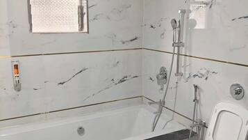 Deluxe Double Room | Bathroom
