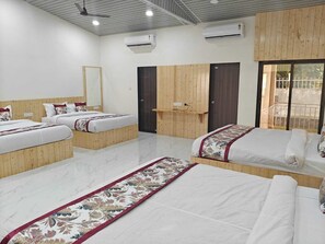 Desk, free WiFi - Peak Paradise Resort (Raigad)