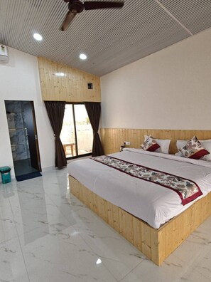 Desk, free WiFi - Peak Paradise Resort (Raigad)