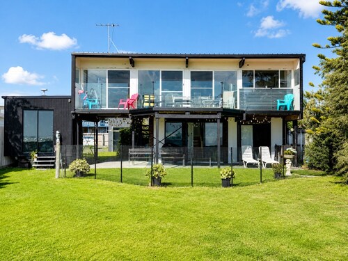 Coastal 3-Bed Haven With Panoramic Views