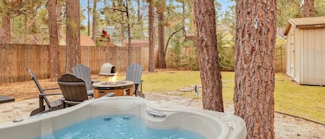 Patio con jacuzzi, mobiliario exterior y terraza de madera.