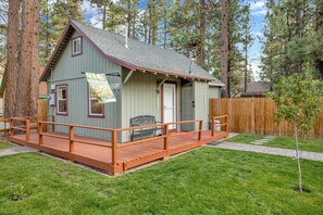 A small cabin with a porch, a welcome sign, and a wooden fence. - Beary Cozy Cabin #2315 (Big Bear Lake)