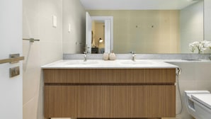Duplex, sacada, vista para o mar | Banheiro