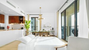 Duplex, sacada, vista para o mar | Cofres nos quartos, cortinas blackout, ferros/tábuas de passar roupa