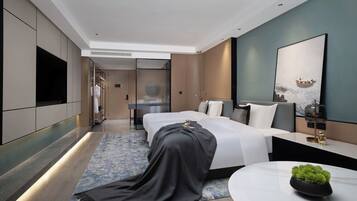Une chambre d’hôtel moderne, équipée d’un lit, d’une table de chevet et d’une grande fenêtre.