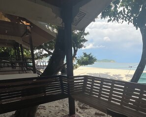 Un área de estar junto a la playa, con vista al mar.