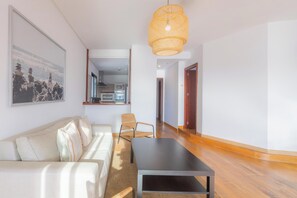 Una sala de estar moderna con un sofá, una mesa de centro y una lámpara colgante.