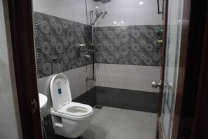 Un bagno con il water, una doccia e un lavandino.