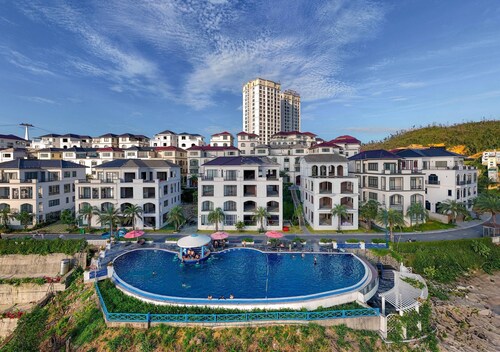 D'lioro Hotel And Resort