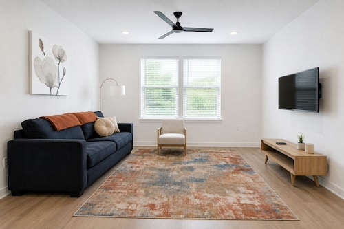 Modern Apt I Prime Location & Workspace