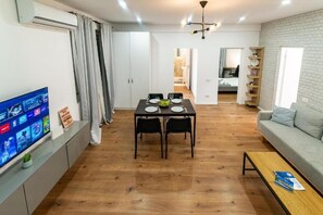 Un espace de vie moderne comprenant un coin repas, un canapé et un téléviseur.