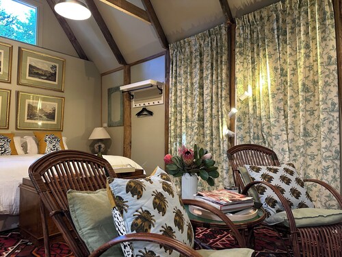 Hydrangea Cottage: Cosy country charm with open fireplace