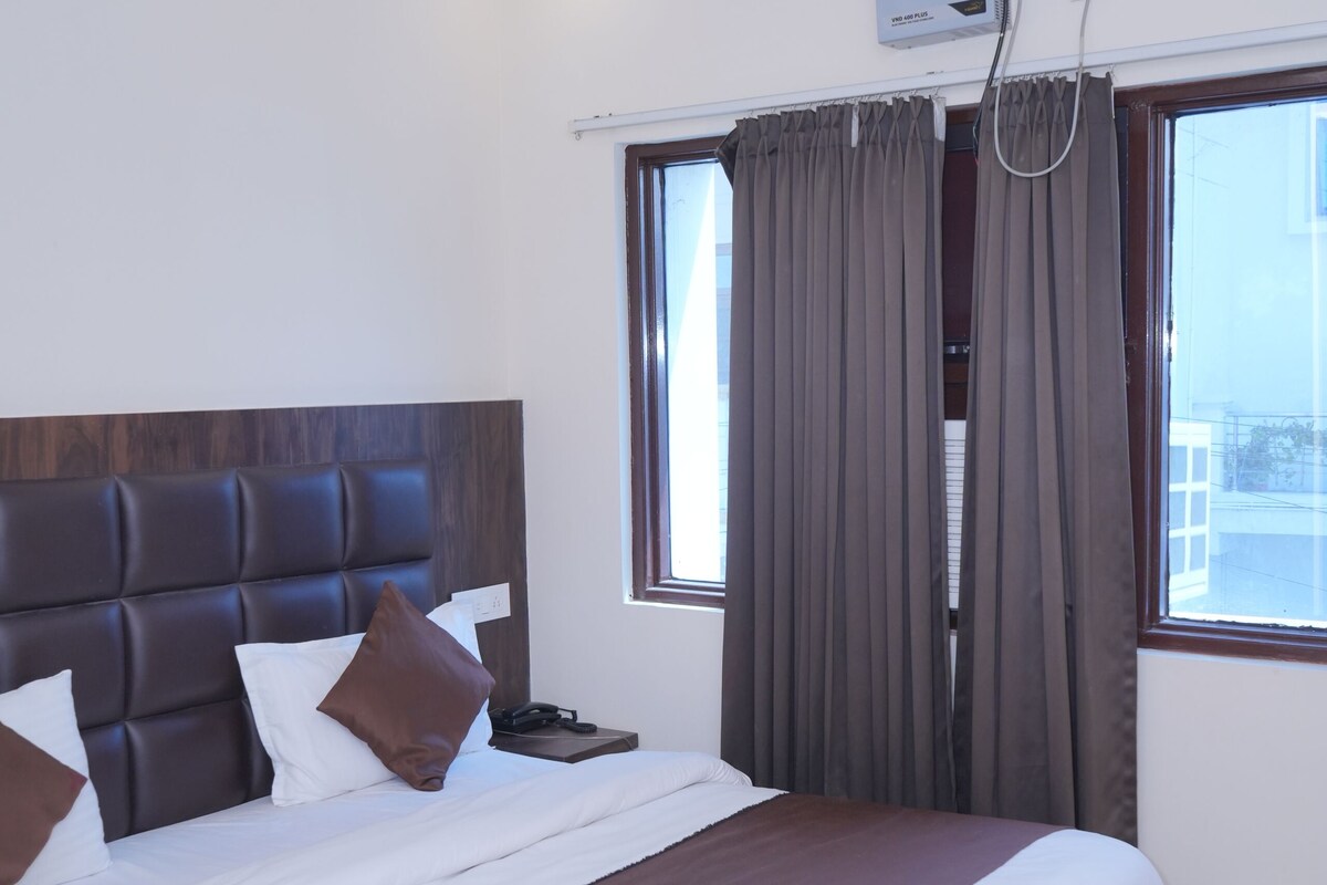 Habitación doble Deluxe, balcón, vista a la colina | Escritorio, espacio para trabajar con laptop y wifi gratis 