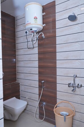 Habitación doble Deluxe, balcón, vista a la colina | Baño